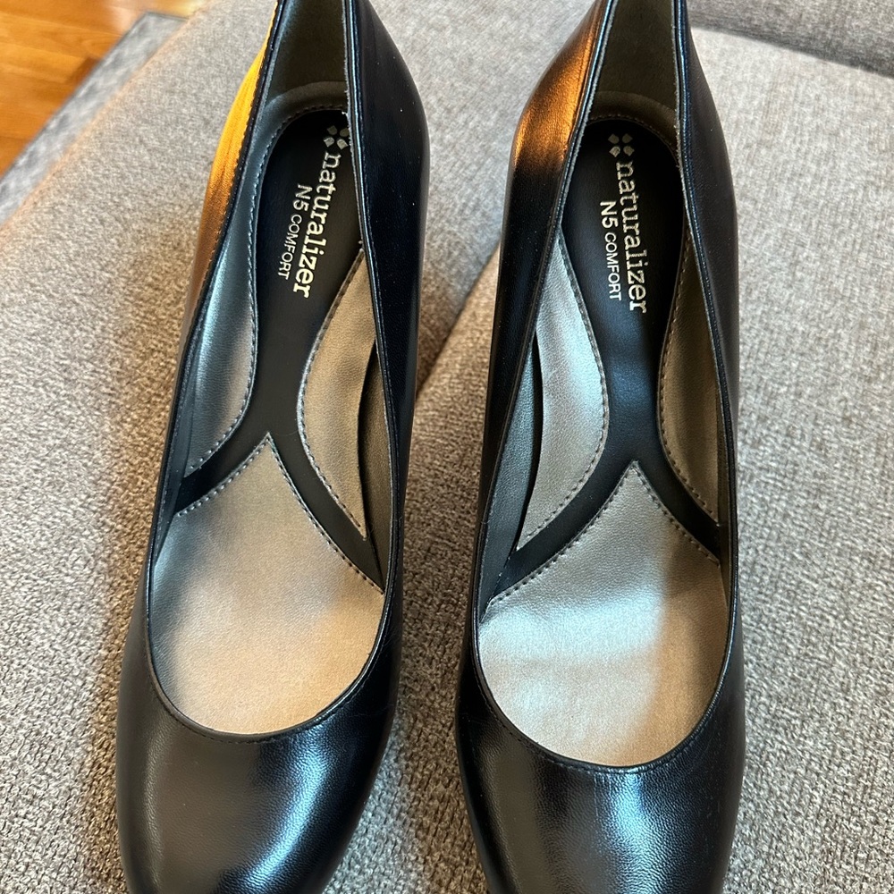 Naturalizer Black Leather Lennox Michelle Pumps new in box. Size 9.